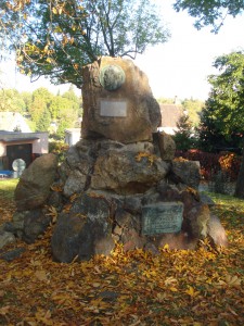 Pomník Mikoláše Alše na místě, kde byly původně hromadné hroby padlých v bitvě se Švédy z roku 1648. Foto František Cinger