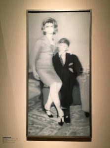 Obraz Gerharda Richtera Helga Matura se svým snoubencem na výstavě Loni v Marienbadu v Rudolfinu. Zdroj: Autorka se svolením kustoda galerie