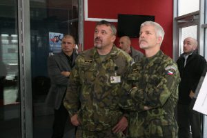 Generálové Aleš Opata (vlevo) a Petr Pavel.  Foto: www.acr.army.cz