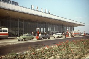 V letech 1961 až 1968 se stavělo nové letiště